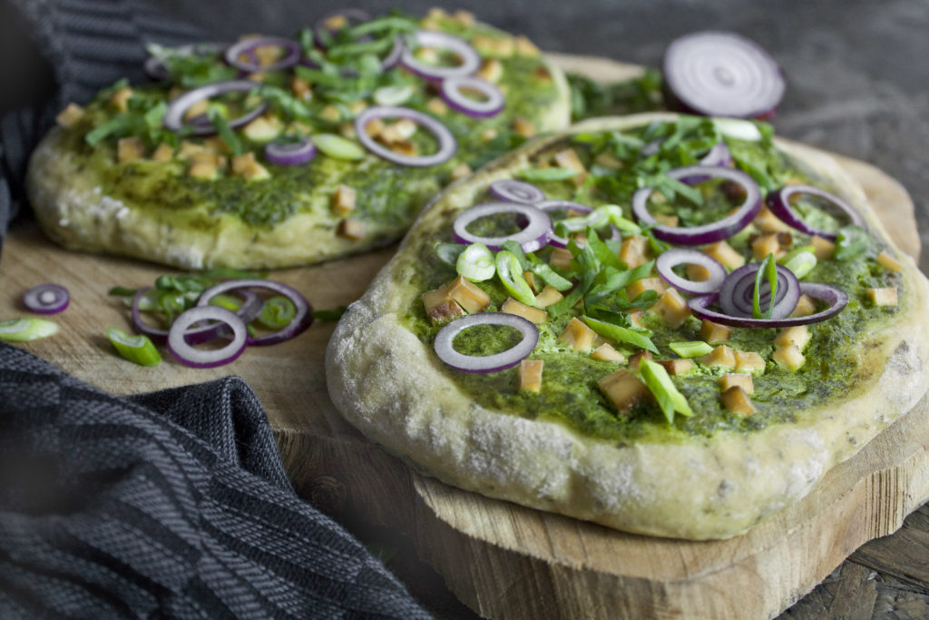 Bärlauch-Rahmfladen mit Räuchertofu