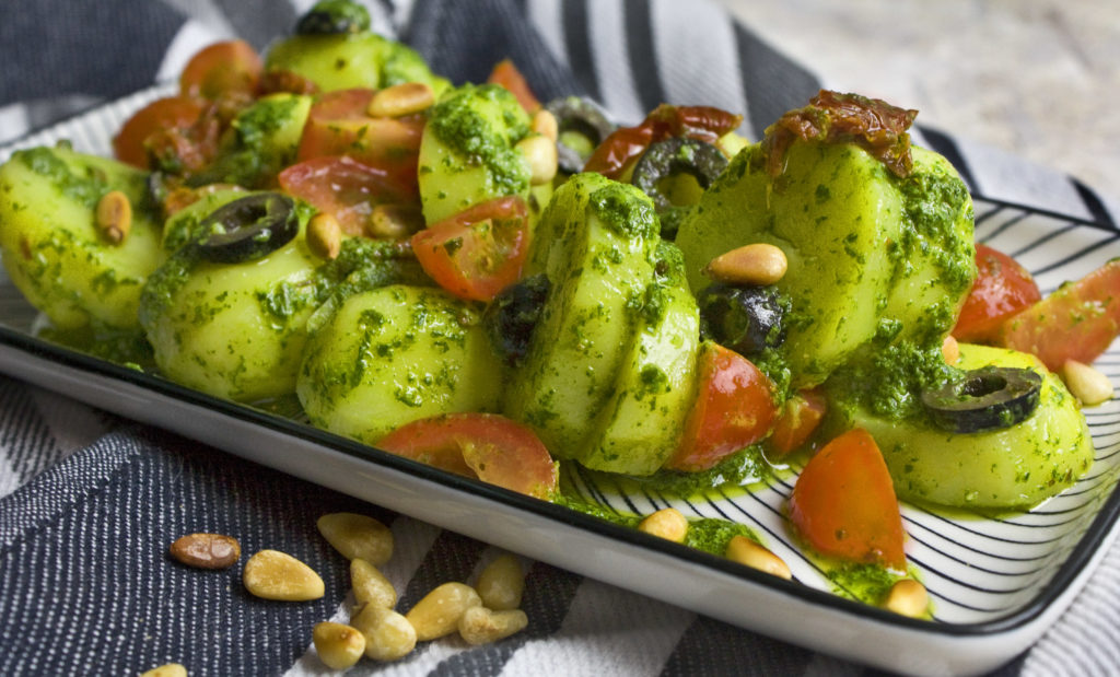 Mediterraner Kartoffelsalat mit Oliven und Tomaten - Toastenstein.com