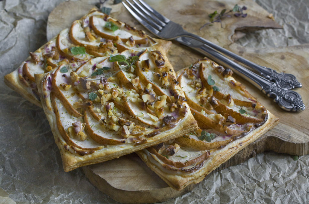 Birnen-Tartes mit Kräutern und Walnüssen