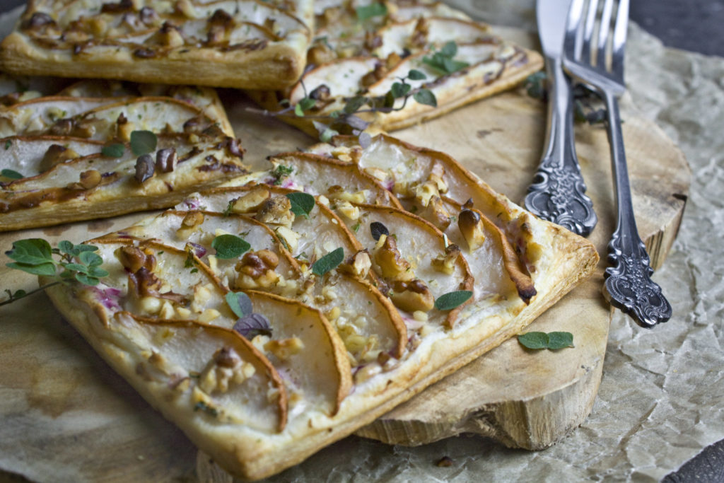 Birnen-Tartes mit Kräutern und Walnüssen