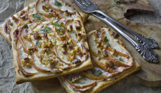 Birnen-Tartes mit Kräutern und Walnüssen