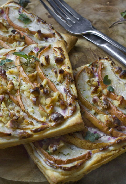 Birnen-Tartes mit Kräutern und Walnüssen