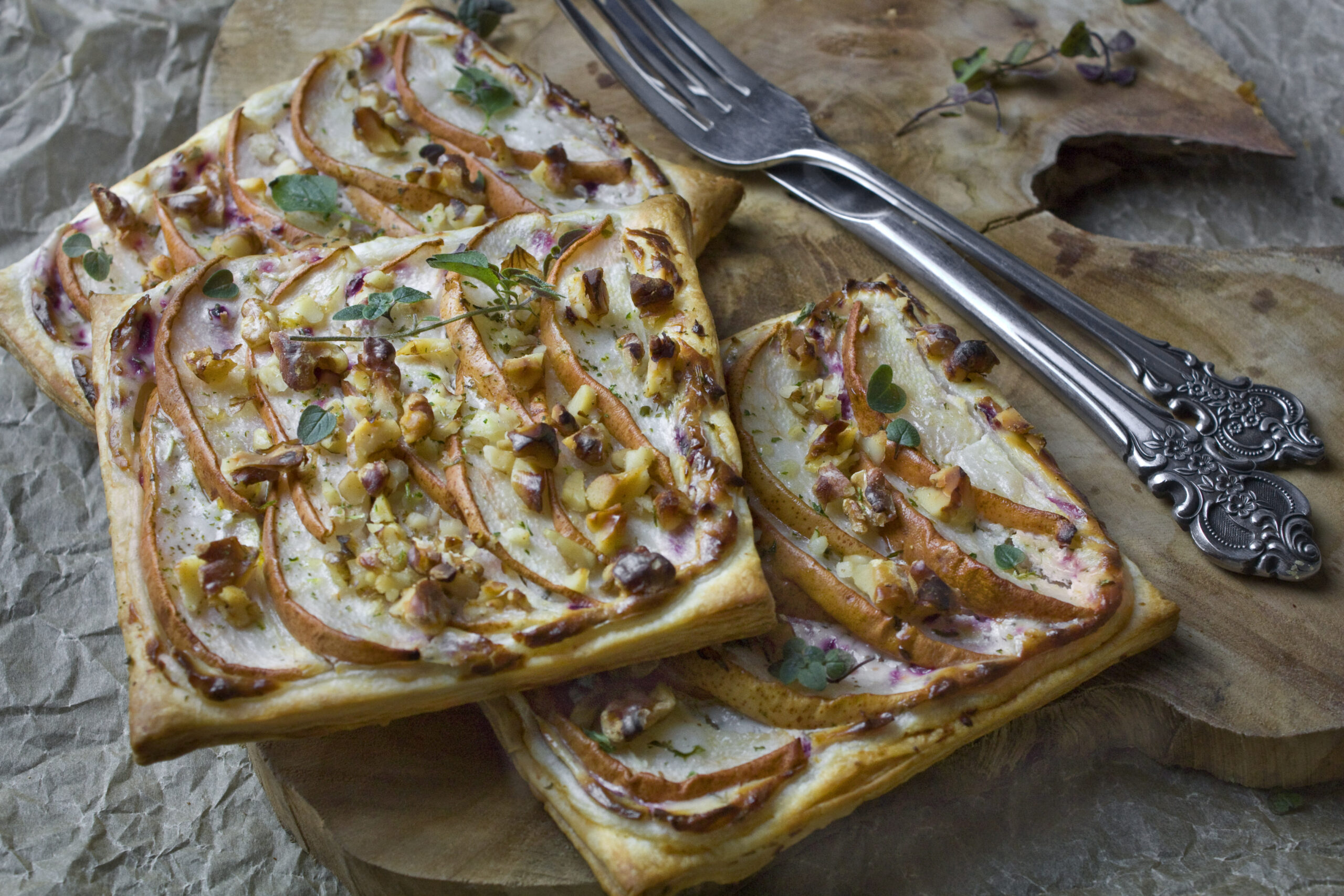 Birnen-Tartes mit Kräutern und Walnüssen