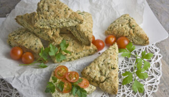 Joghurt-Scones mit Petersilie und Knoblauch Toastenstein