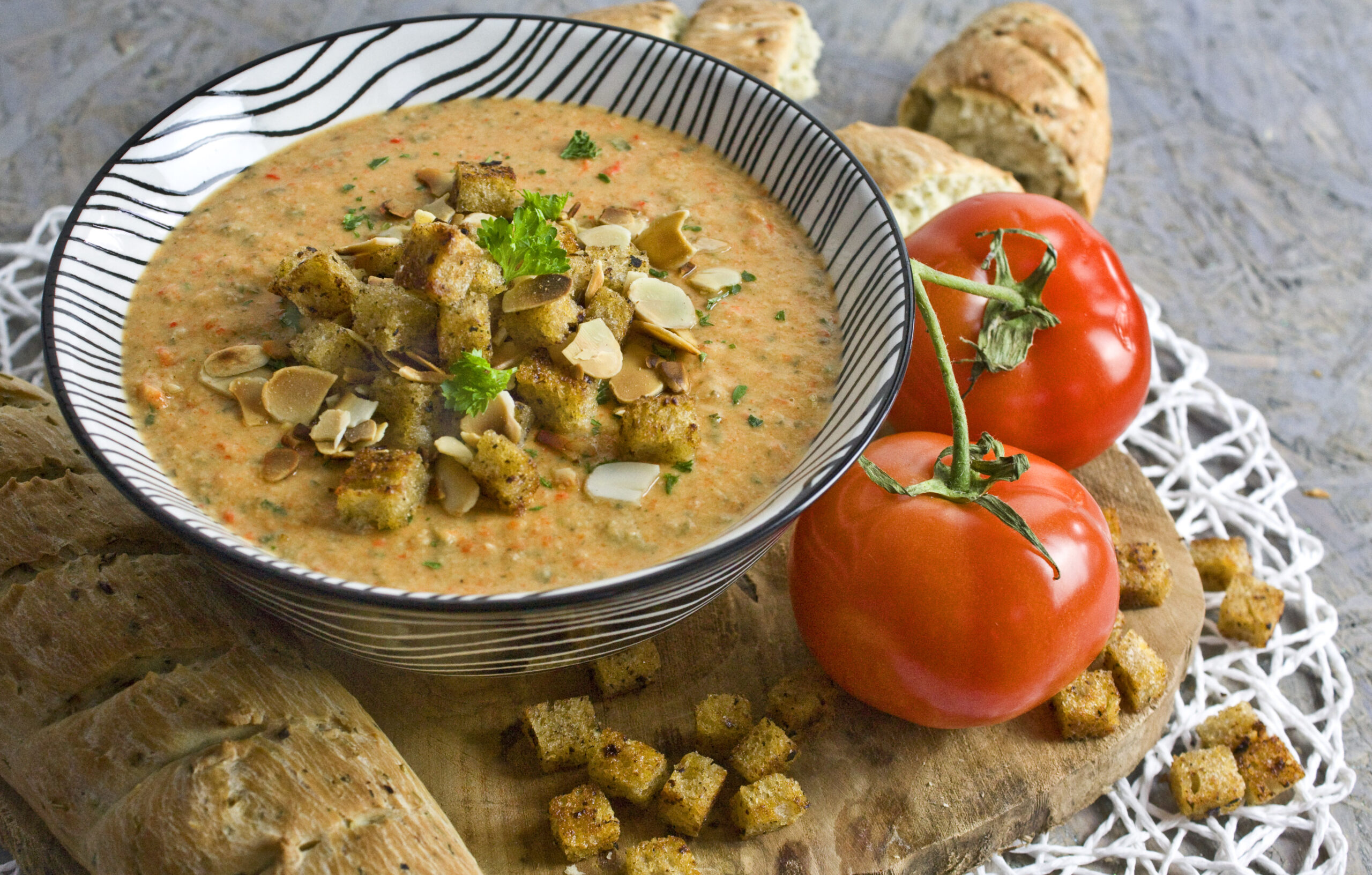 Mediterrane Knoblauch-Mandel-Suppe - Toastenstein.com