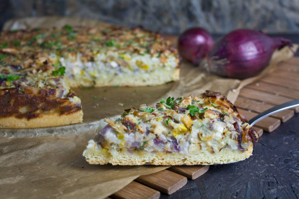 Zwiebel-Lauch-Kuchen mit Cashew-Creme - Toastenstein.com