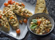 Marinierter Bohnen-Salat mit Tomaten Toastenstein