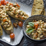 Marinierter Bohnen-Salat mit Tomaten Toastenstein