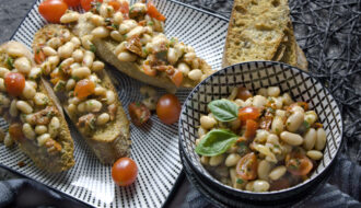 Marinierter Bohnen-Salat mit Tomaten Toastenstein