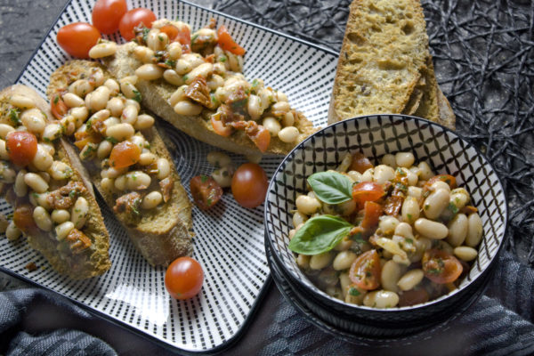 Marinierter Bohnen-Salat mit Tomaten Toastenstein Marinierter Bohnen-Salat mit Tomaten Toastenstein