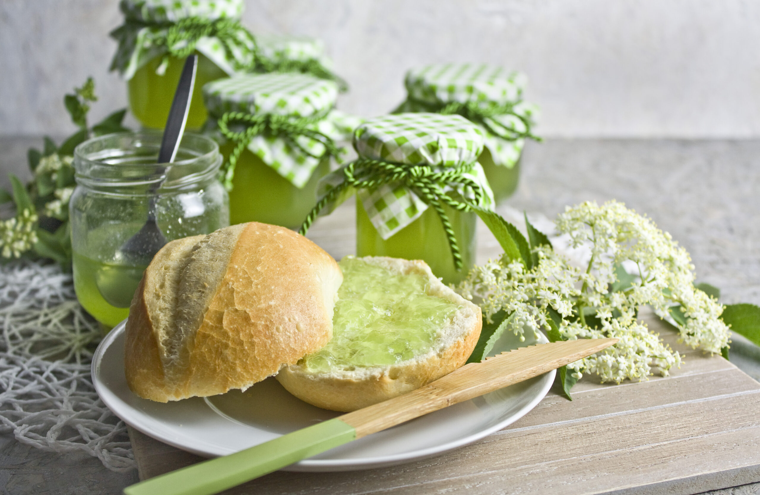 Spritziges Waldmeister-Gelee mit Hugo - Toastenstein.com