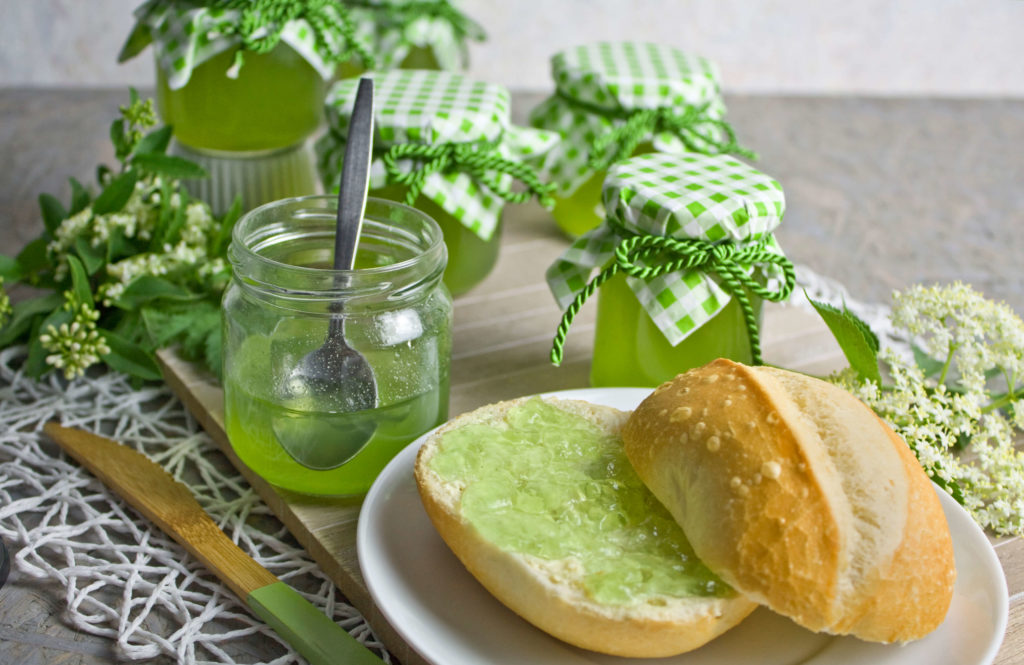 Spritziges Waldmeister-Gelee mit Hugo Toastenstein