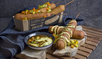 Vegane Corn Dogs mit Seitan-Würstchen