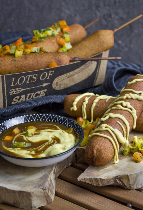 Vegane Corn Dogs mit Seitan-Würstchen