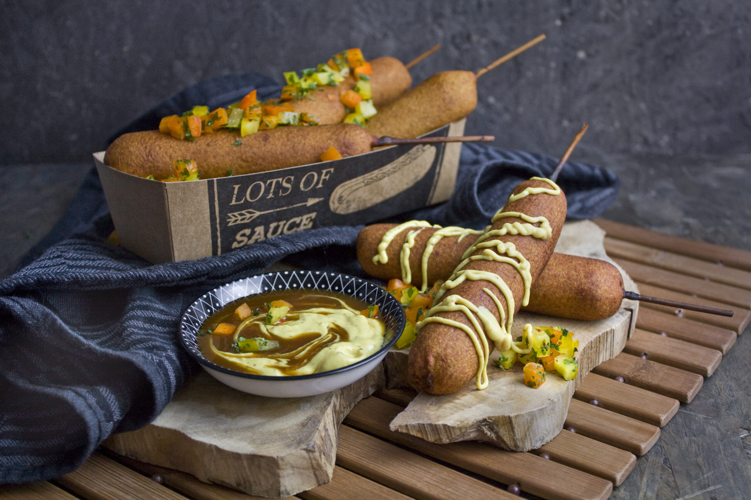 Vegane Corn Dogs mit Seitan-Würstchen