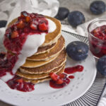 Buchweizen-Pancakes mit Zwetschgen-Kompott