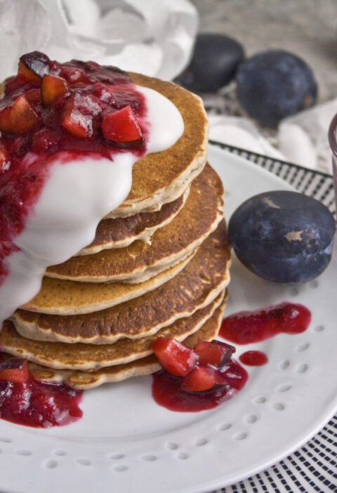 Buchweizen-Pancakes mit Zwetschgen-Kompott