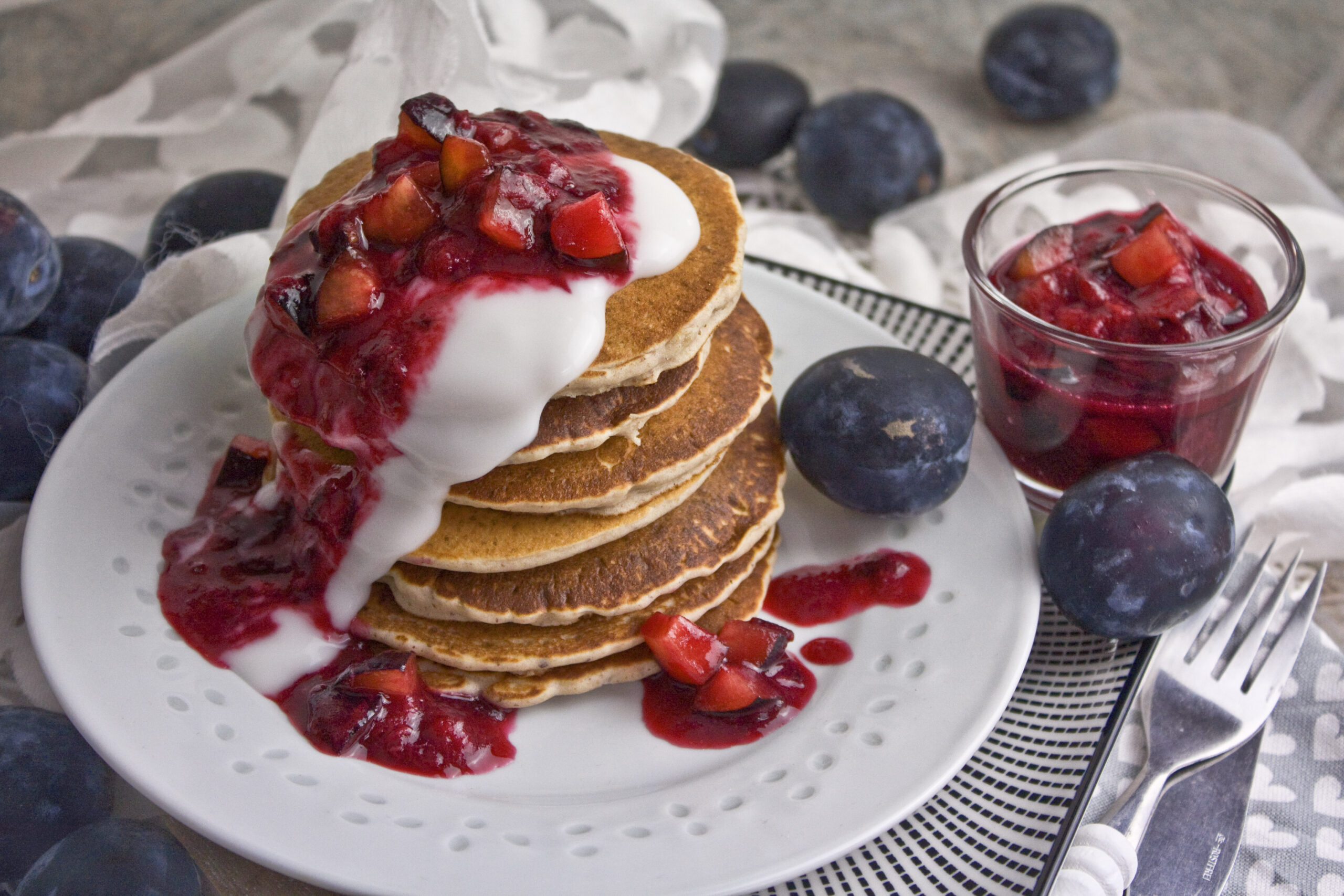 Buchweizen-Pancakes mit Zwetschgen-Kompott