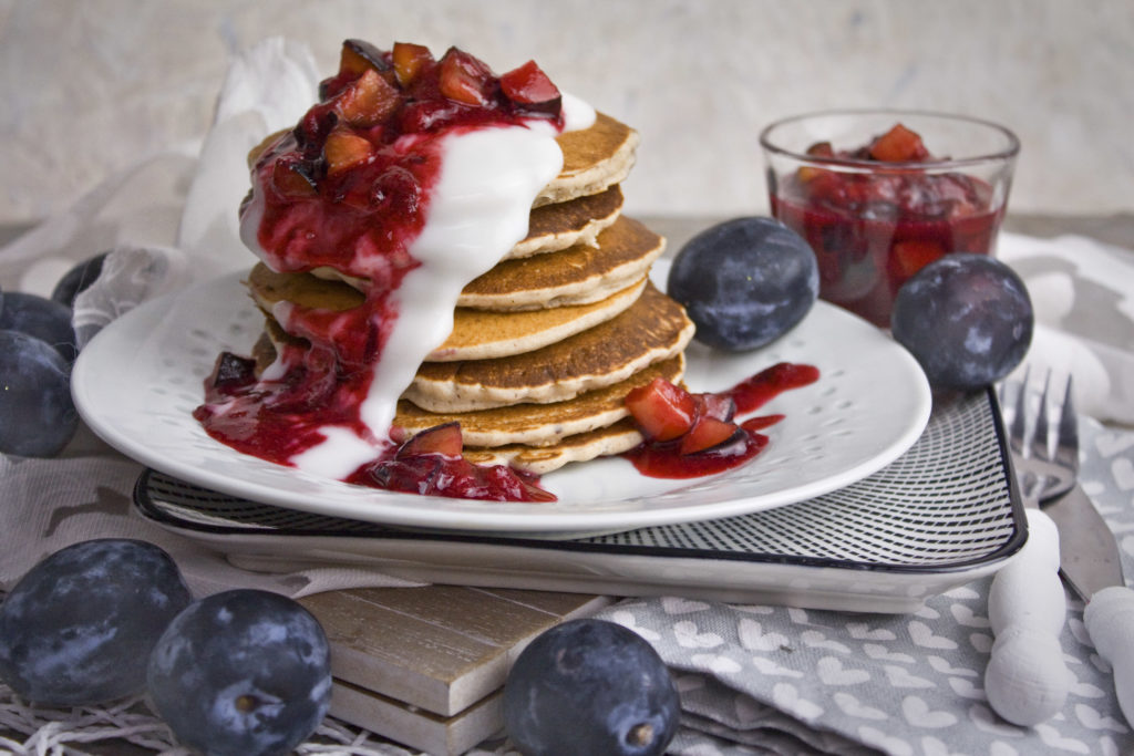 Buchweizen-Pancakes mit Zwetschgen-Kompott | Toastenstein