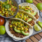 Jackfruit-Tacos mit fruchtiger Mango-Salsa