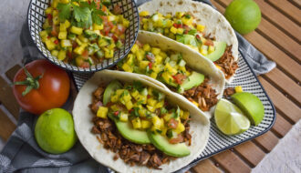 Jackfruit-Tacos mit fruchtiger Mango-Salsa
