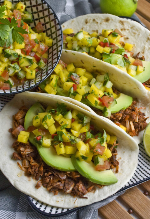 Jackfruit-Tacos mit fruchtiger Mango-Salsa