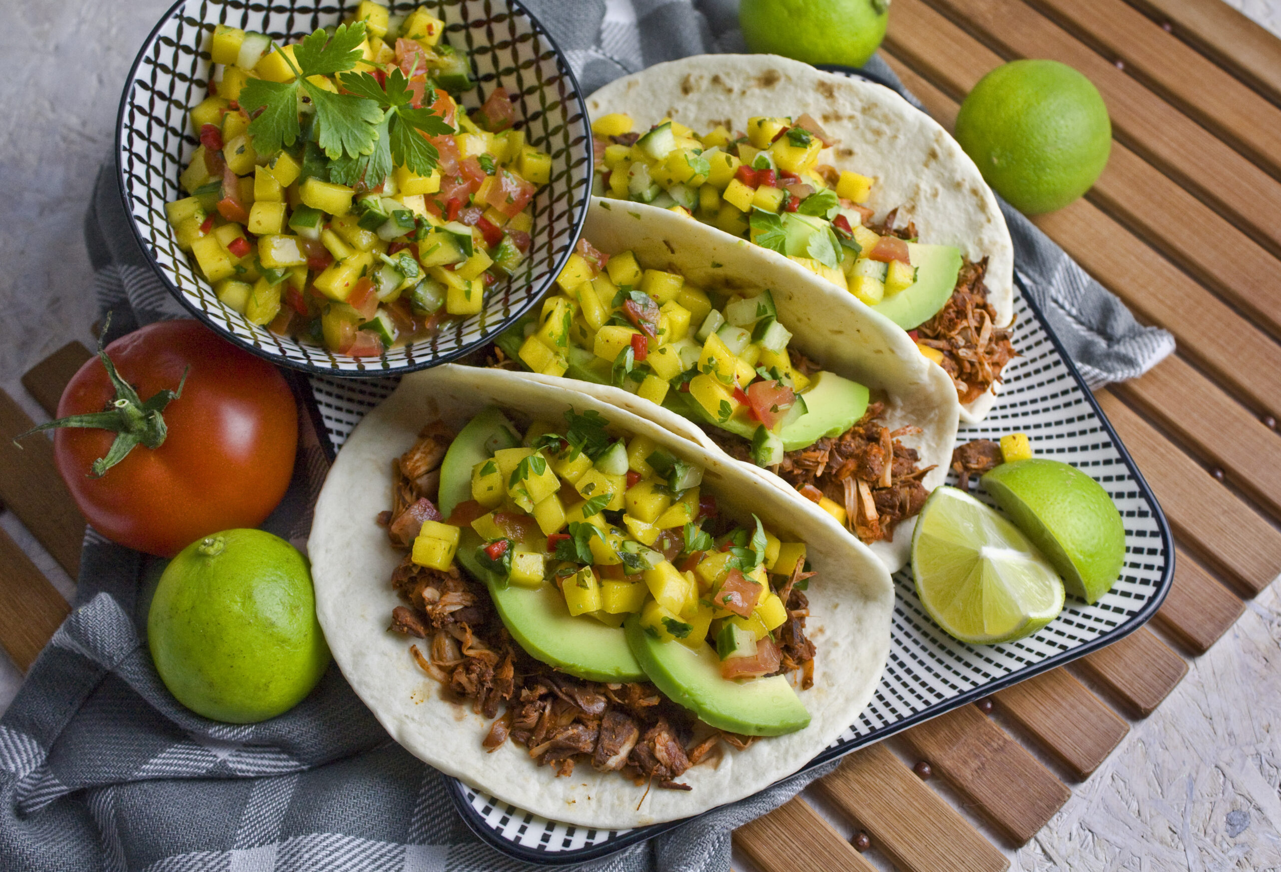 Jackfruit-Tacos mit fruchtiger Mango-Salsa