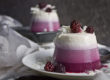 Panna cotta mit dunklen Waldbeeren