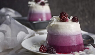 Panna cotta mit dunklen Waldbeeren