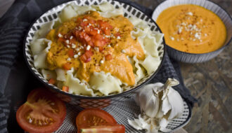 Cremige Tomaten-Paprika-Sauce mit Cashews