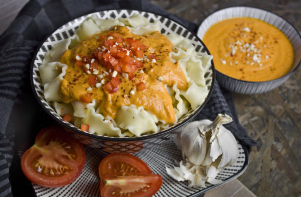 Cremige Tomaten-Paprika-Sauce mit Cashews Cremige Tomaten-Paprika-Sauce mit Cashews