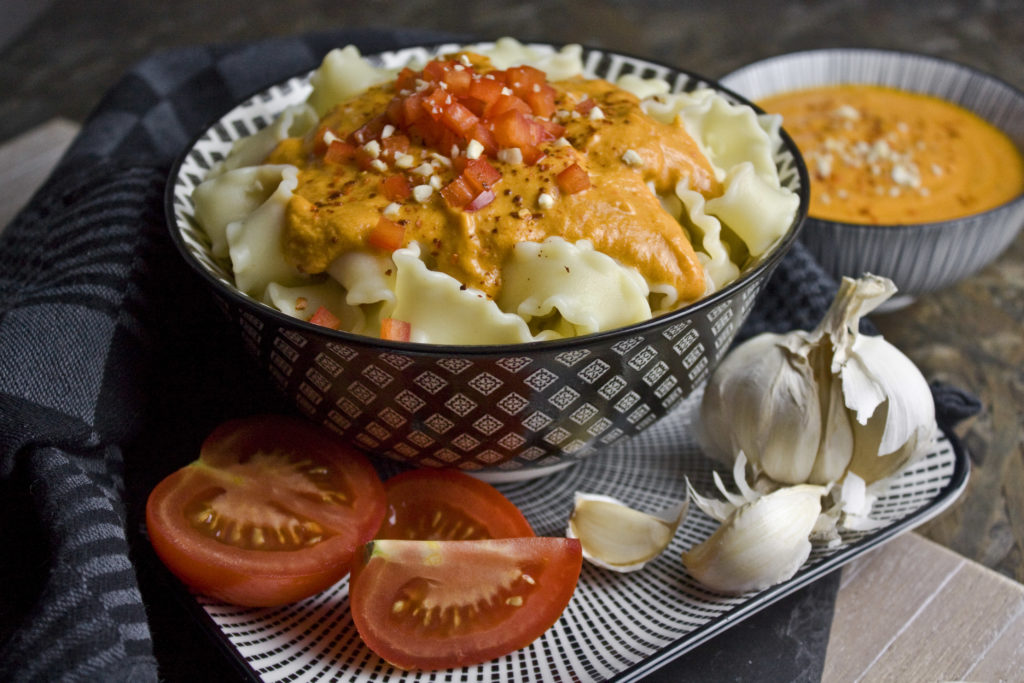 Cremige Tomaten-Paprika-Sauce mit Cashews - Toastenstein.com