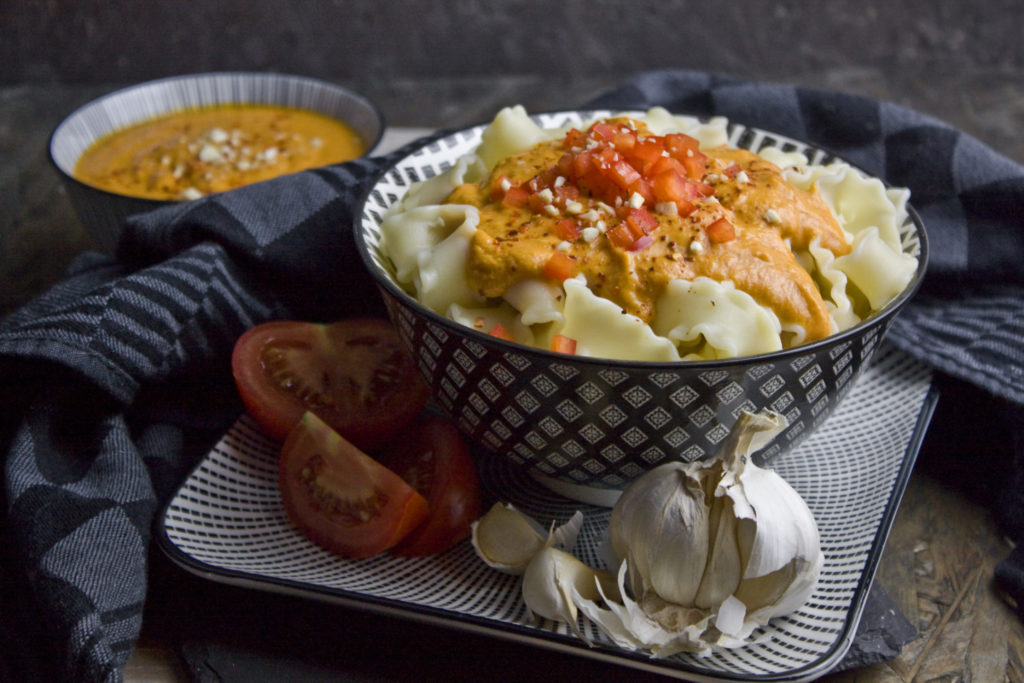 Cremige Tomaten-Paprika-Sauce mit Cashews - Toastenstein.com