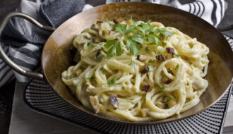 Vegane Zucchini-Carbonara mit Räuchertofu