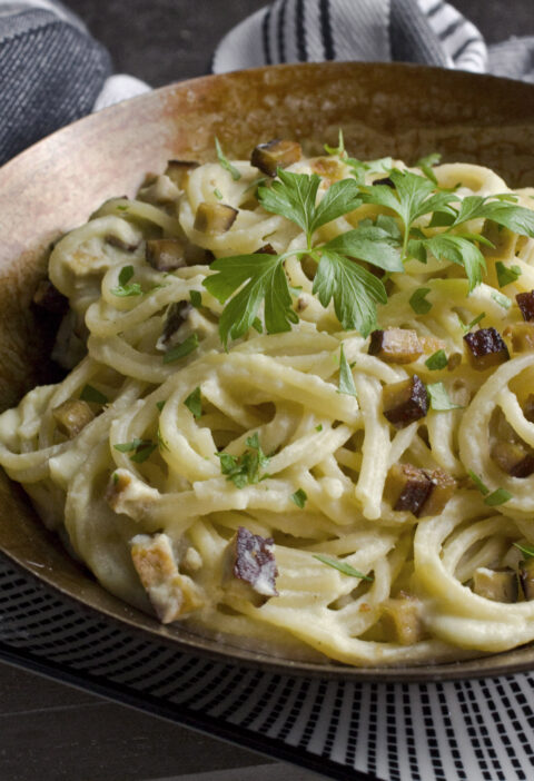 Vegane Zucchini-Carbonara mit Räuchertofu