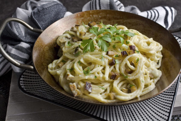 Vegane Zucchini-Carbonara mit Räuchertofu Vegane Zucchini-Carbonara mit Räuchertofu