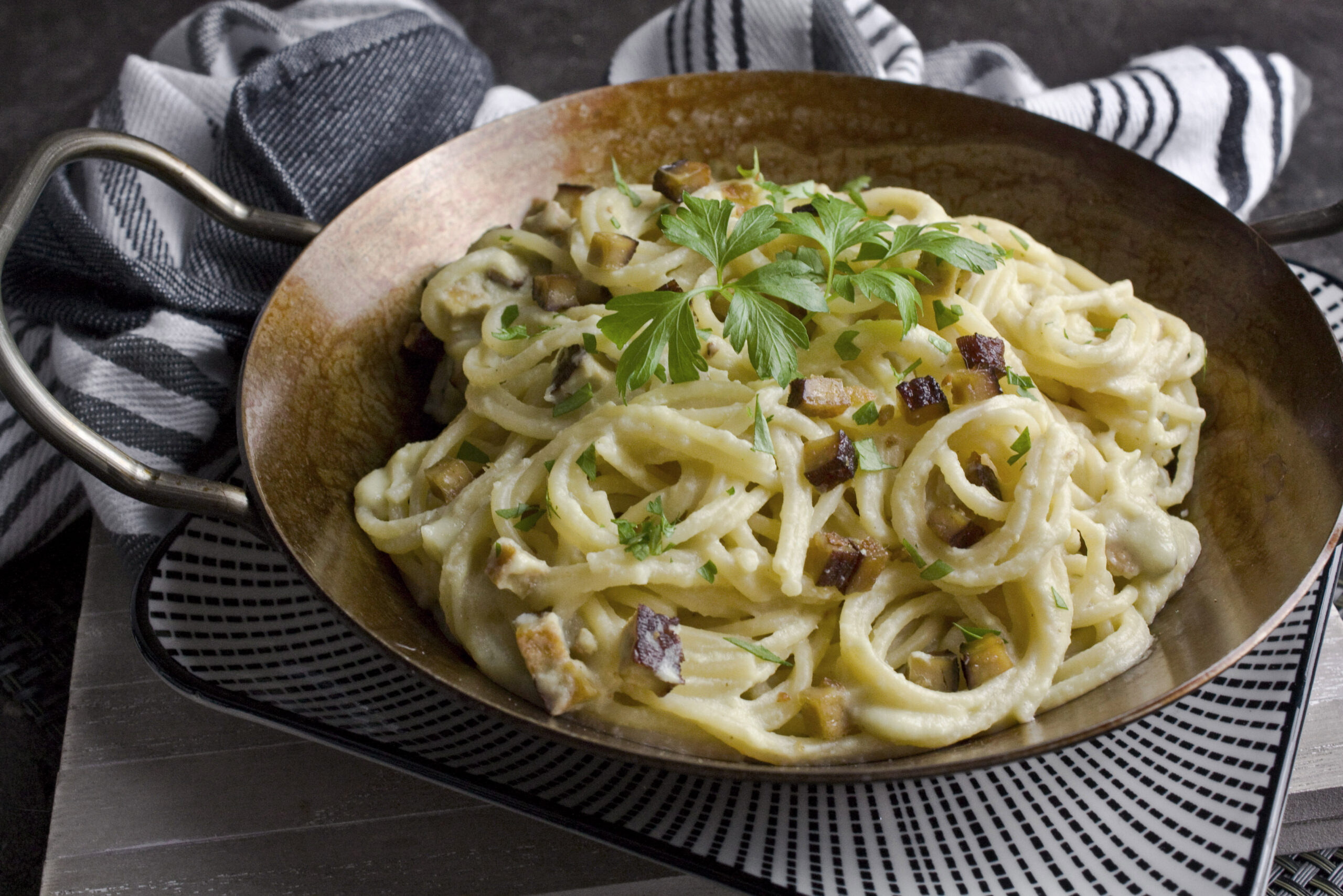 Vegane Zucchini-Carbonara mit Räuchertofu