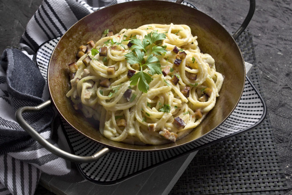 Vegane Zucchini-Carbonara mit Räuchertofu | Toastenstein