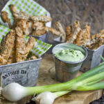 Gebackene Zucchini-Sticks mit Frühlingszwiebel-Dip