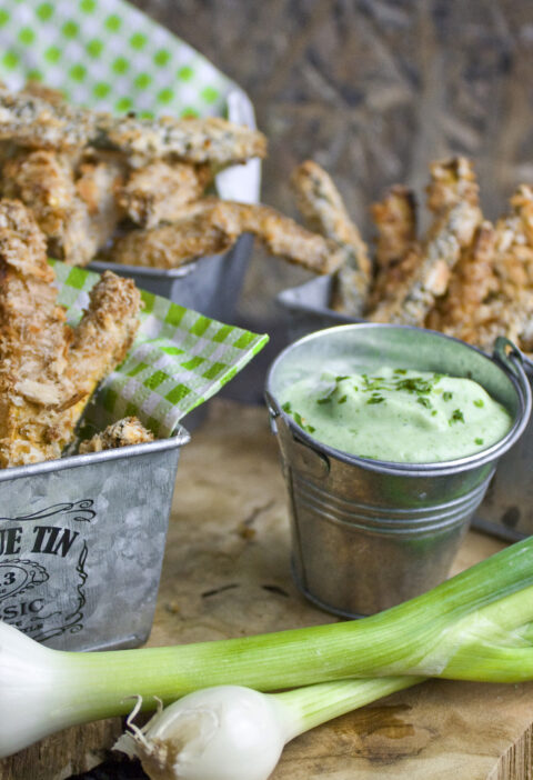 Gebackene Zucchini-Sticks mit Frühlingszwiebel-Dip