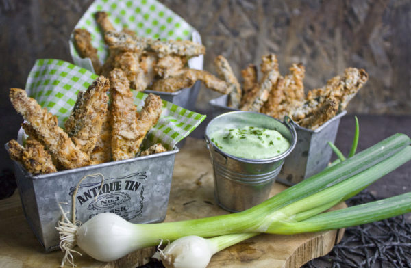 Gebackene Zucchini-Sticks mit Frühlingszwiebel-Dip Gebackene Zucchini-Sticks mit Frühlingszwiebel-Dip
