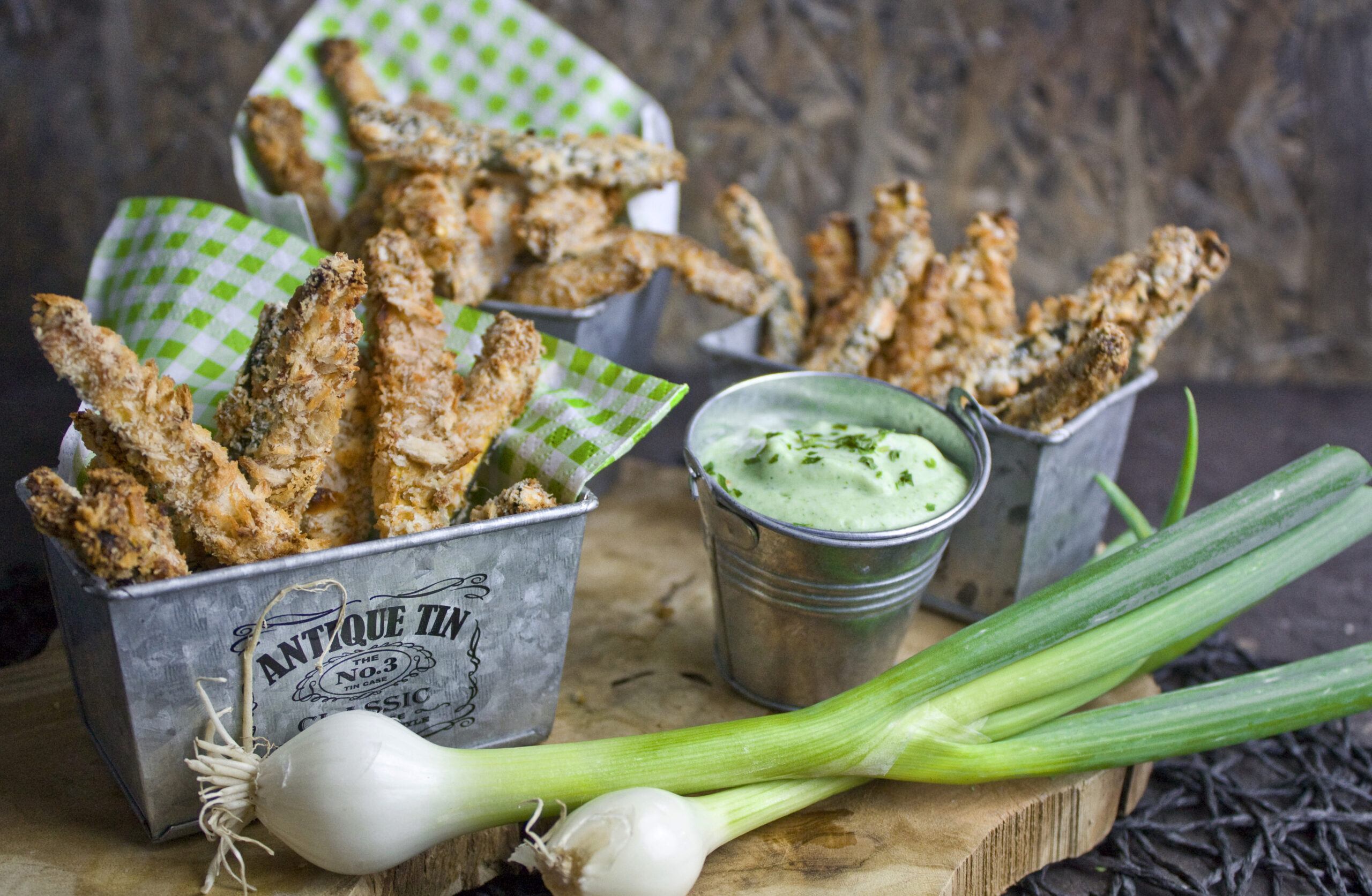 Gebackene Zucchini-Sticks mit Frühlingszwiebel-Dip