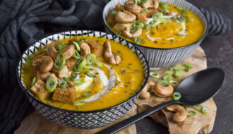 Geröstete Karotten-Süßkartoffel-Suppe mit Joghurt