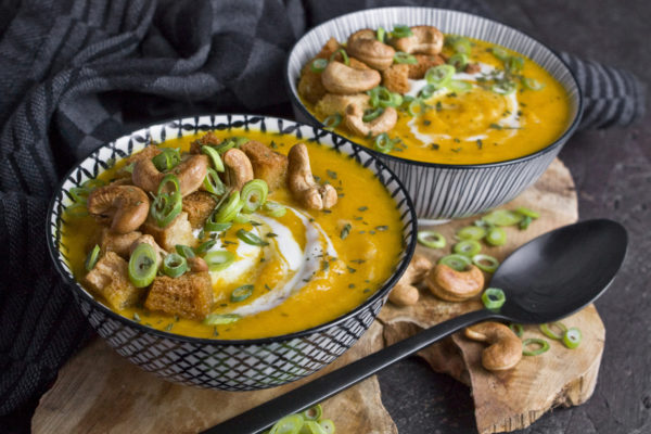 Geröstete Karotten-Süßkartoffel-Suppe mit Joghurt Geröstete Karotten-Süßkartoffel-Suppe mit Joghurt