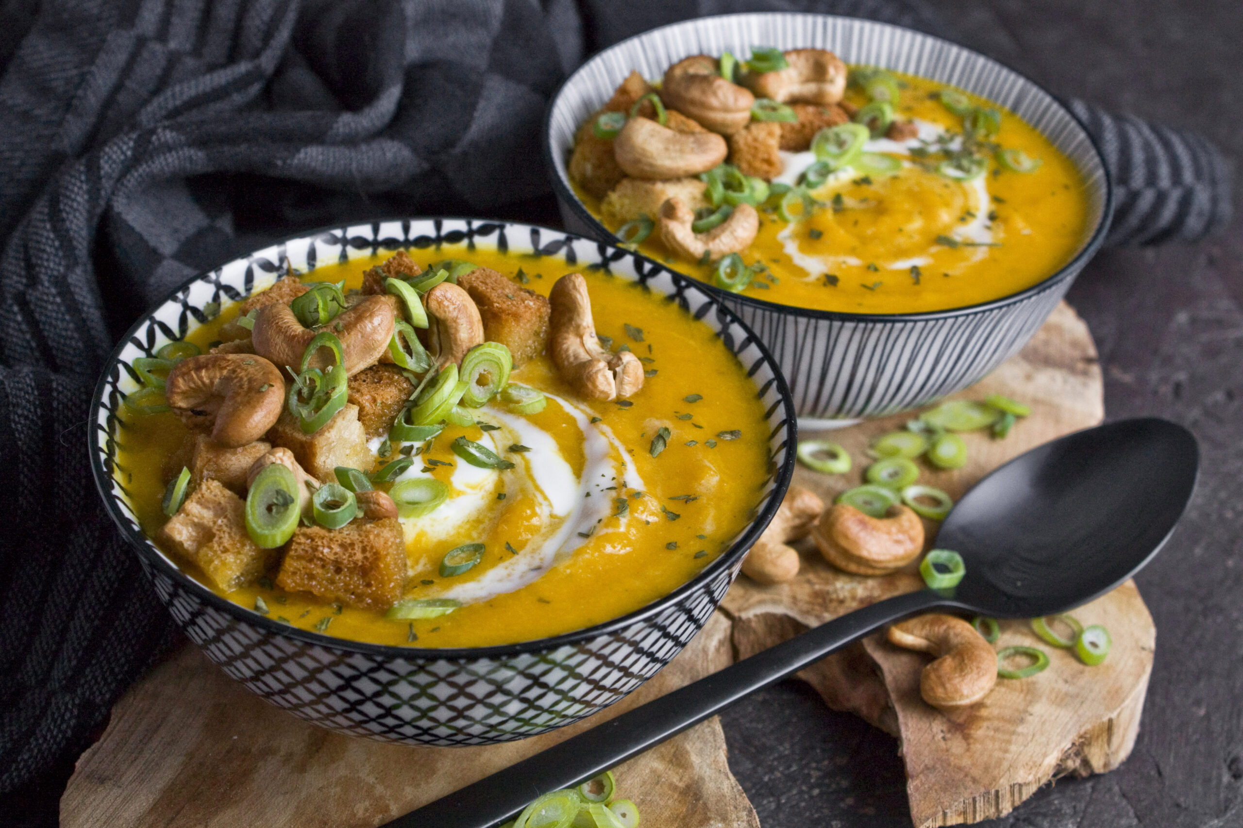 Geröstete Karotten-Süßkartoffel-Suppe mit Joghurt