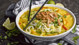 Goldene Curry-Nudelsuppe mit knackigem Gemüse