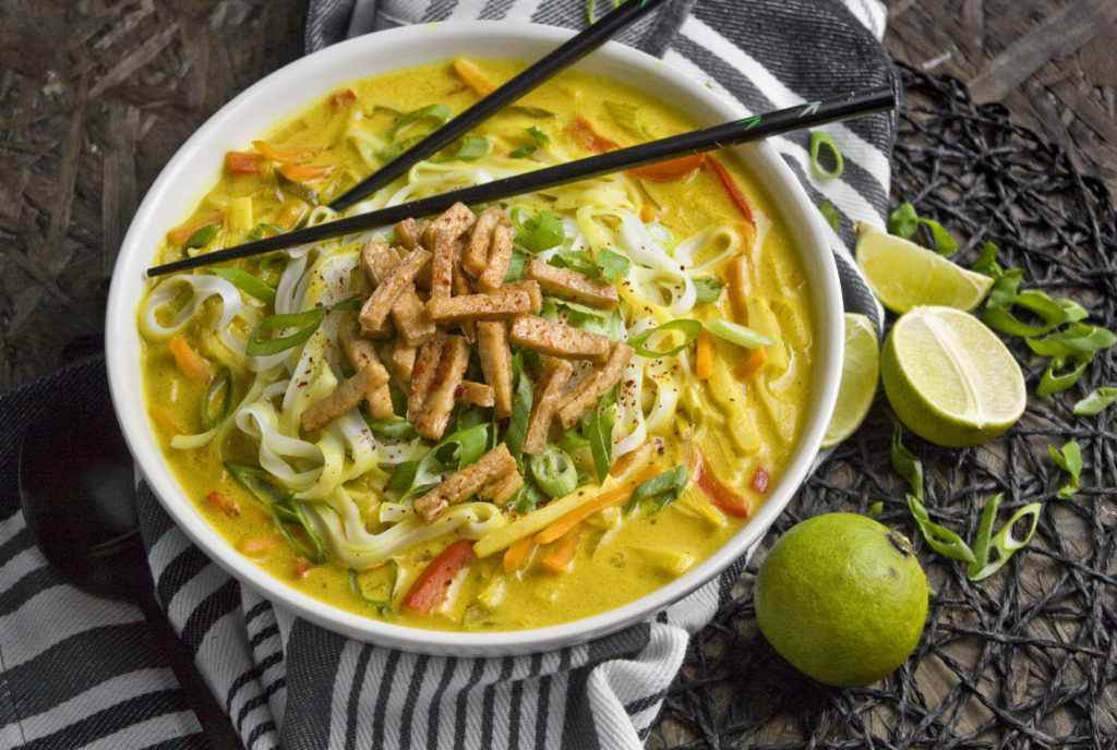Goldene Curry-Nudelsuppe mit knackigem Gemüse | Toastenstein