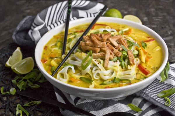 Goldene Curry-Nudelsuppe mit knackigem Gemüse Goldene Curry-Nudelsuppe mit knackigem Gemüse