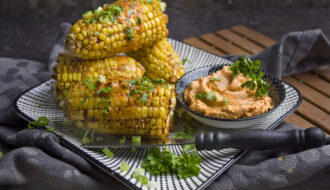 Gebackene Maiskolben mit Paprika-Miso-Butter