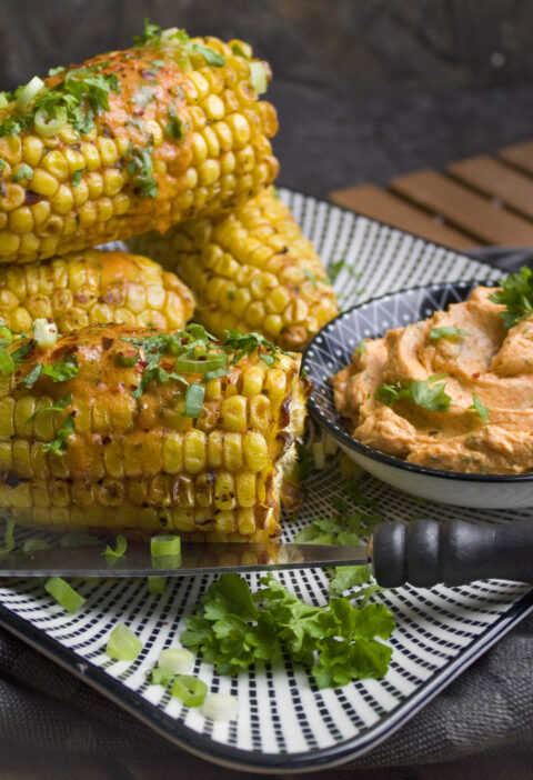 Gebackene Maiskolben mit Paprika-Miso-Butter